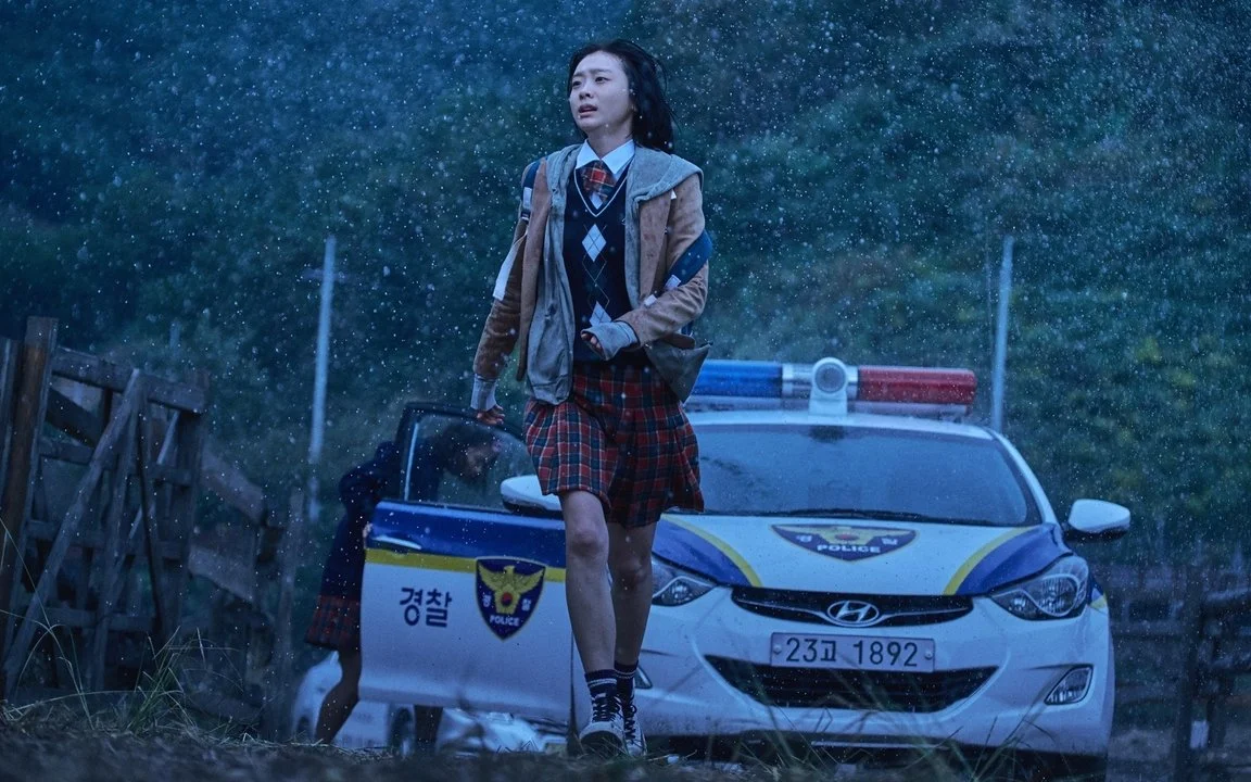 마녀 318만 관객 선택 — 기억 잃은 소녀의 숨은 초능력 vs 추격전 긴장